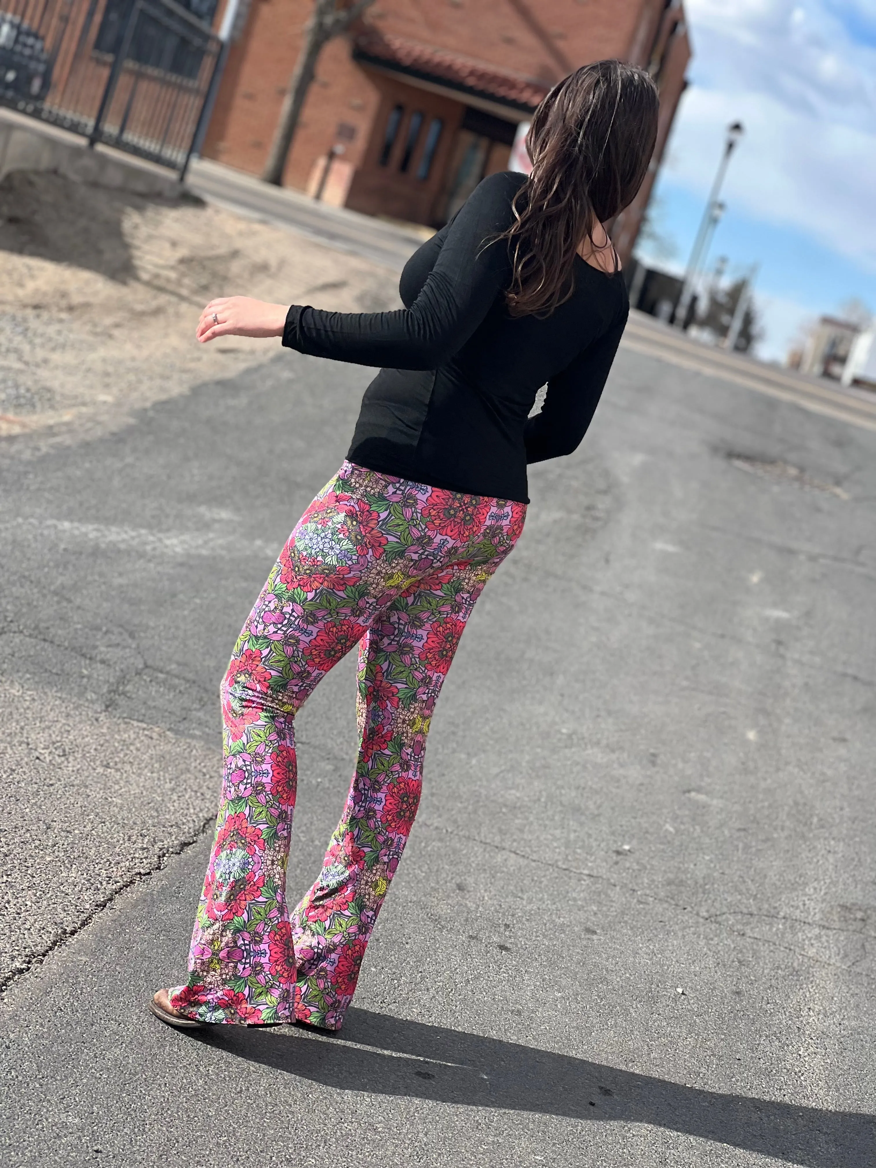MYSTERY RED GARDEN FLARED STRETCH PANT