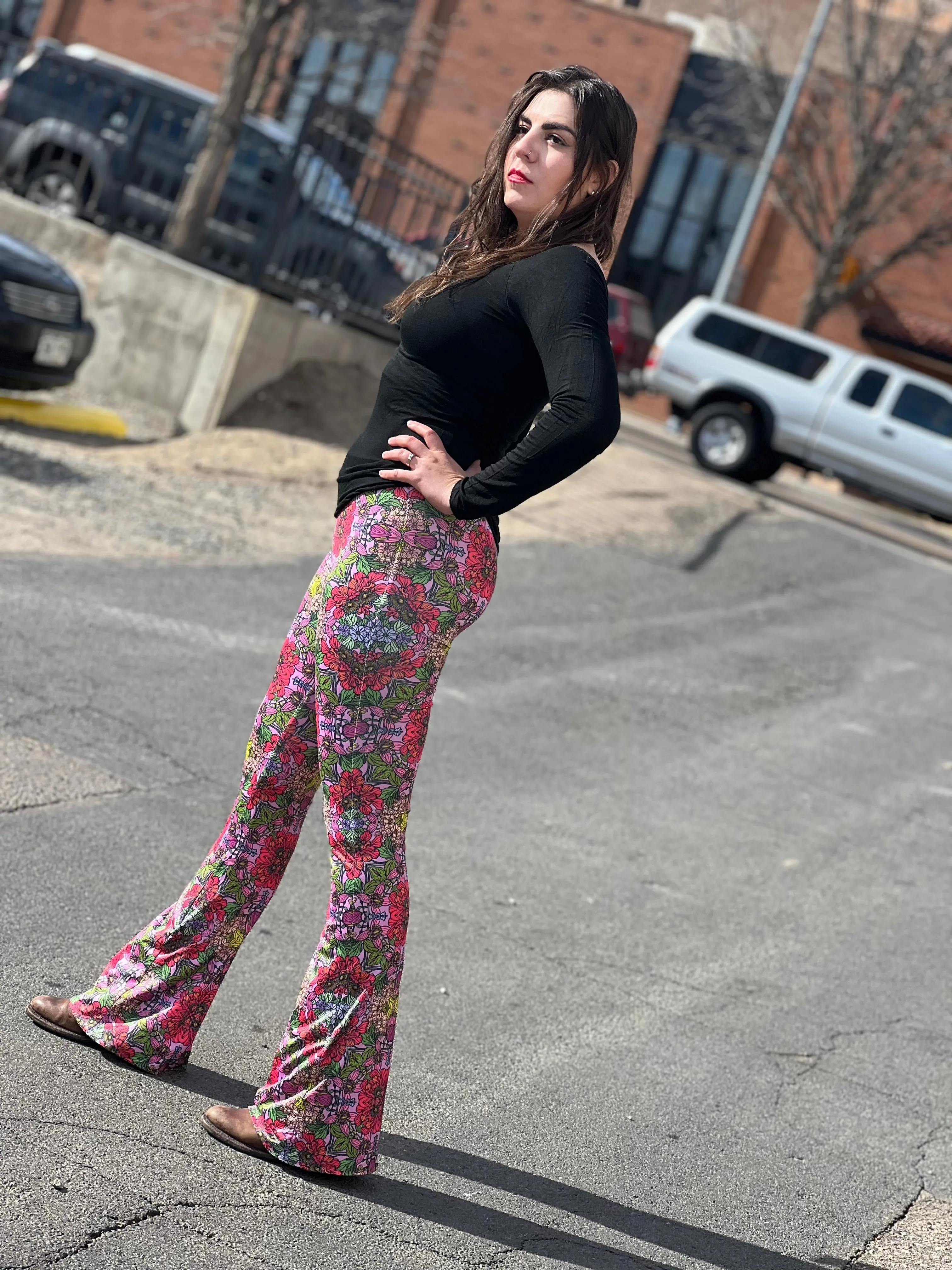 MYSTERY RED GARDEN FLARED STRETCH PANT