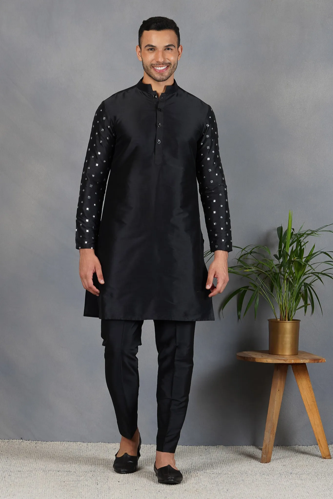 Siyah Aasteen- Foil Mirror & Silk - Kurta Set
