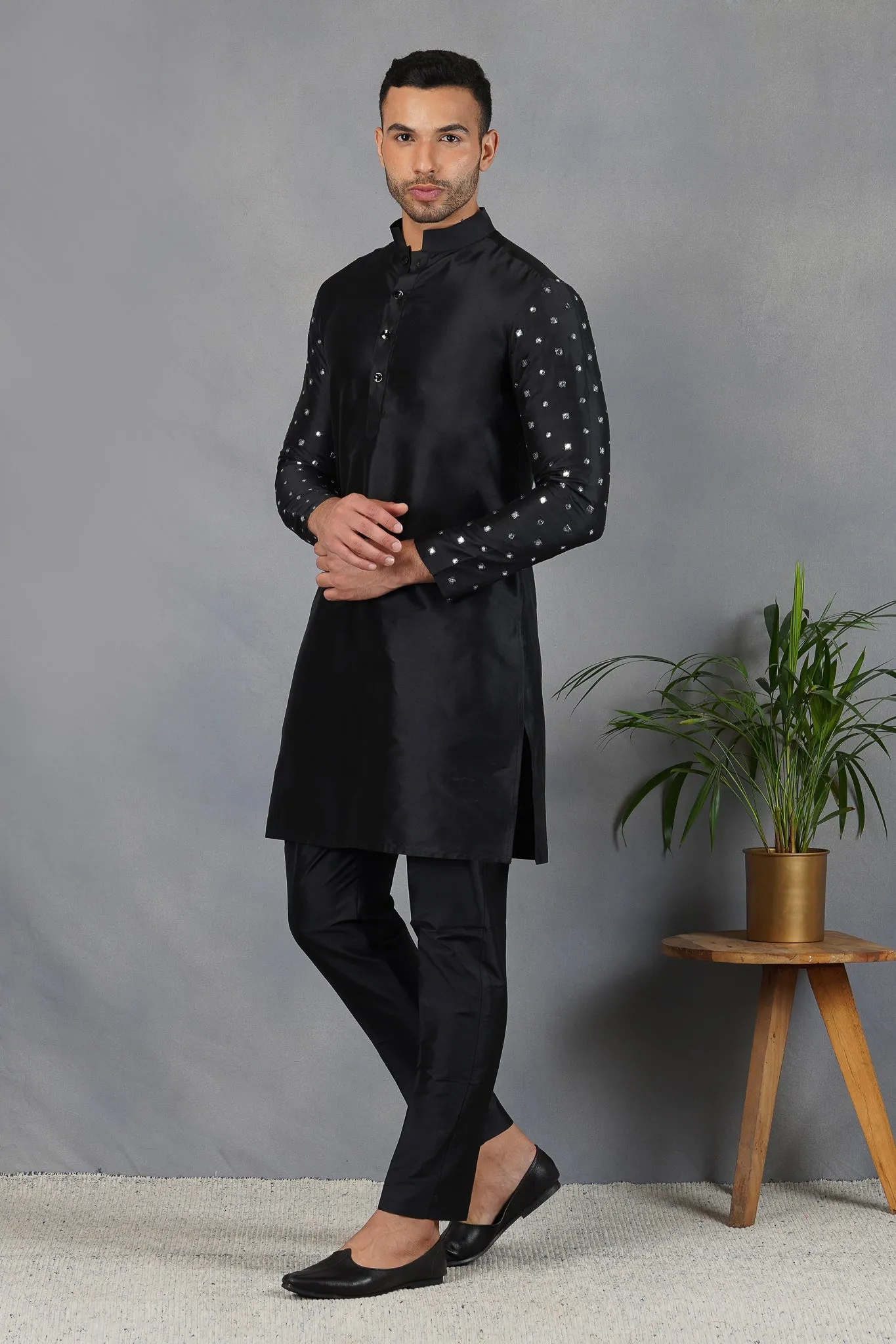 Siyah Aasteen- Foil Mirror & Silk - Kurta Set